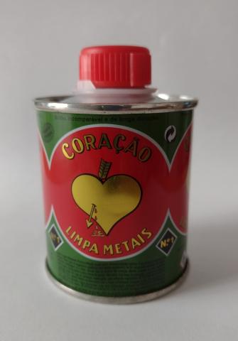 Lata de produto para limpar metais. Ø6cmX9cm. Lateral verde escuro e vermelho com logotipo e informação. Tampa de plástico vermelha. ©Coração; fabricado em Portugal.