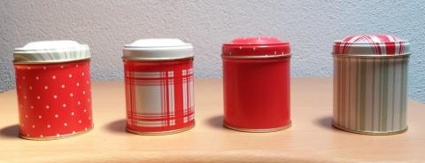 Coleção de 4 latas para chá: vermelho liso, vermelho com pintas brancas, branco com xadrez vermelho e branco com riscas verdes. Ø6,5cm; altura 6,5cm e tampa de 2cm. 