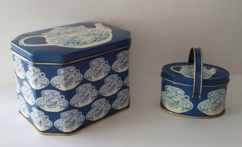 sem marca de referência, lata oitavada, fundo azul escuro com chávenas em branco, na tampa, imagem de um bule (10,5cmX13,5cmX9,5cm); cesto com asa com estampas idênticas à lata maior (5,5cmX8,5cm).