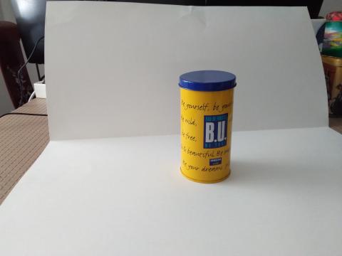 EAU de Toilette B.U., Vaporisateur Wild (30ml); tampa azul escuro, lateral amarelo vivo com texto.